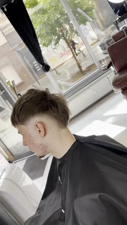 Dégradé sur cheveux châtains, longueur laissée sur le dessus