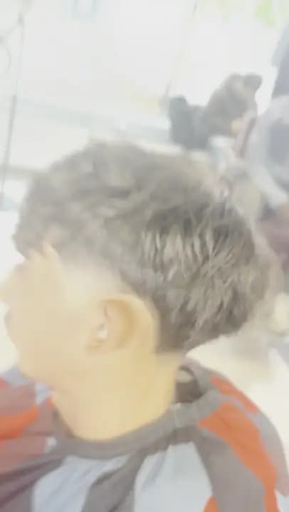Dégradé sur cheveux clairs, finition au peigne