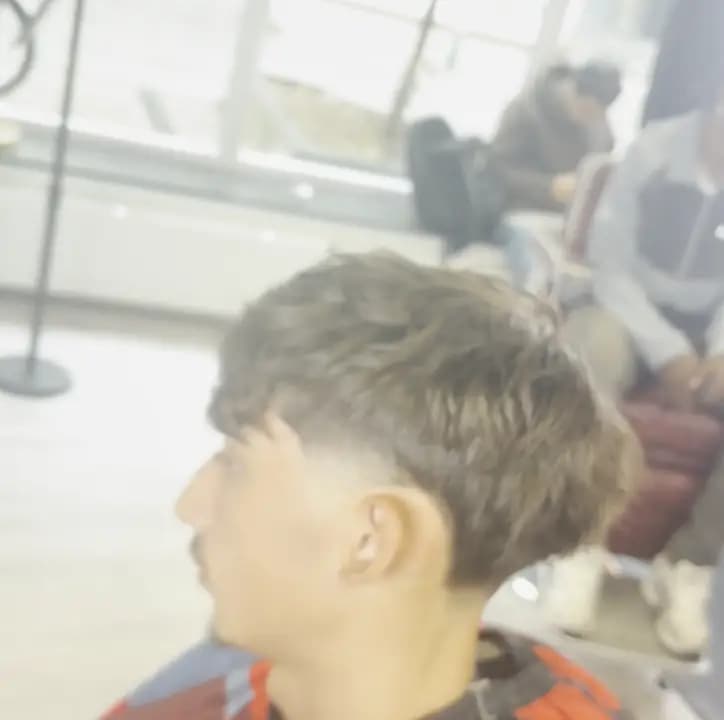 Dégradé sur cheveux ondulés, vue de profil