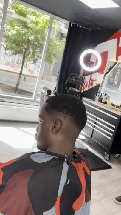 Coupe courte sur cheveux crépus, de profil
