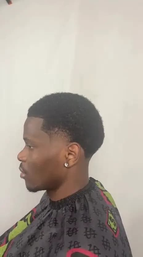 Profil d'un client aux cheveux afro, contours dégradés
