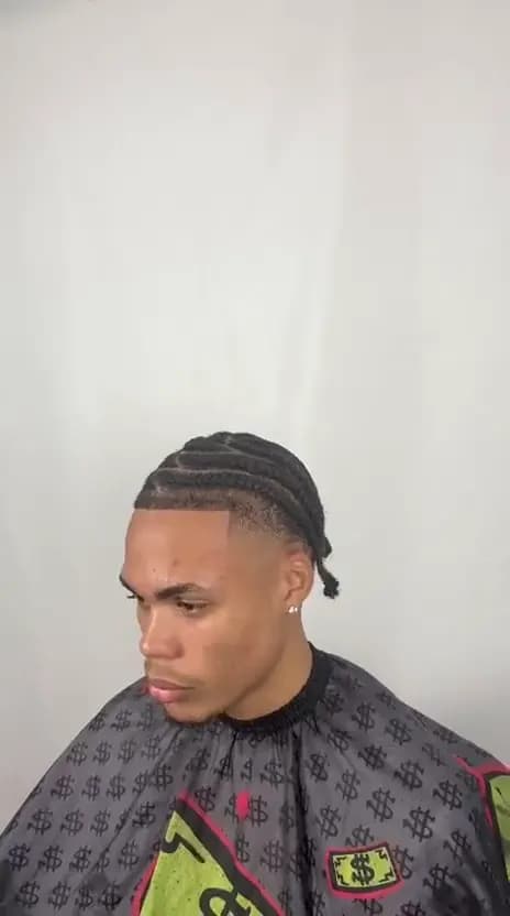 Client aux cheveux tressés, contours nets