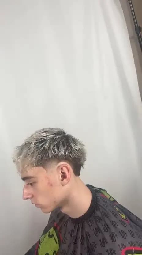 Client aux cheveux platine, frange en avant