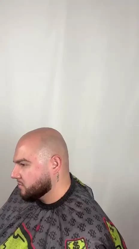 Client au crâne rasé, barbe taillée