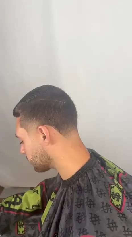 Coupe courte et dégradé fondu, vue de trois quarts