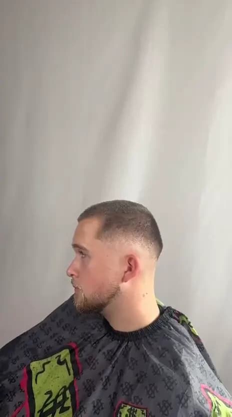 Dégradé à la peau et barbe taillée, de profil